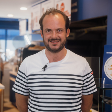 boulanger primé présente sa médaille dor