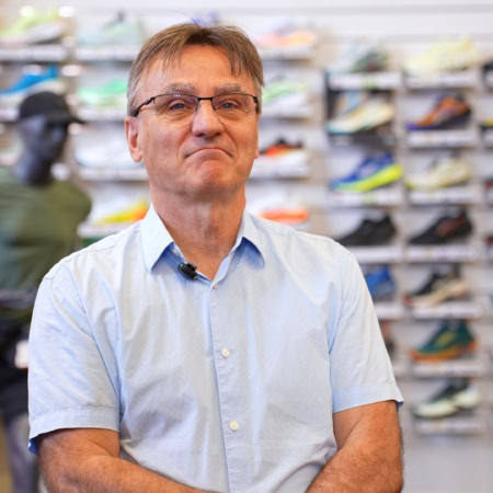 portrait professionnel en boutique de chaussures de sport