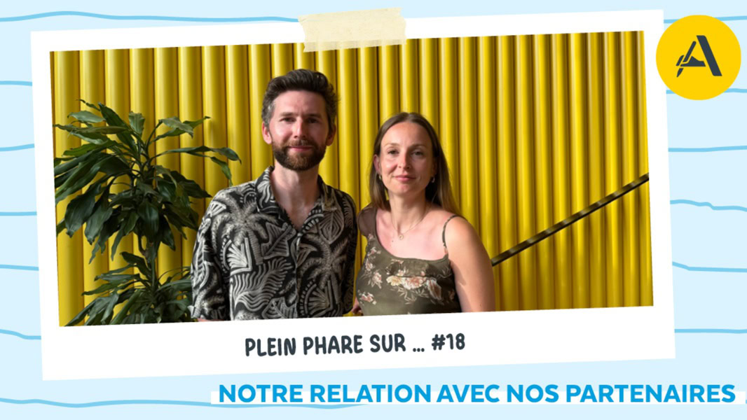 portrait de couple style polaroid sur mur jaune
