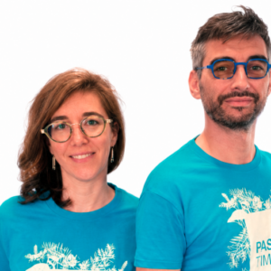 duo moderne en turquoise et lunettes