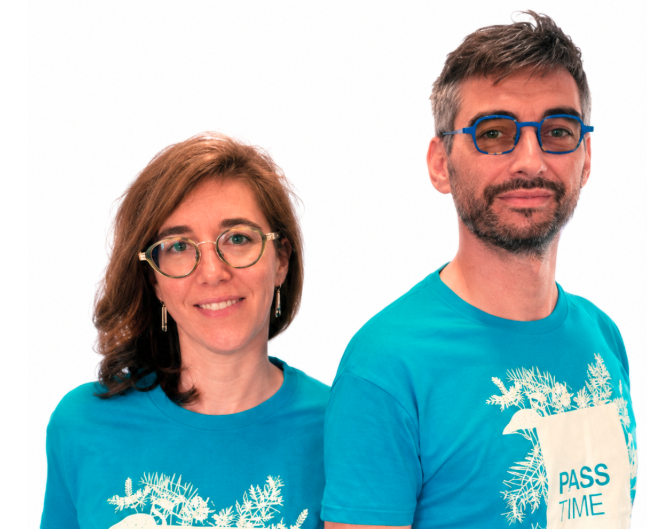 duo moderne en turquoise et lunettes