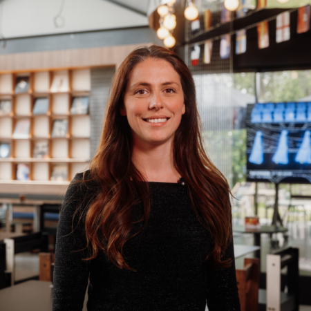 femme souriante au micro dans espace coworking