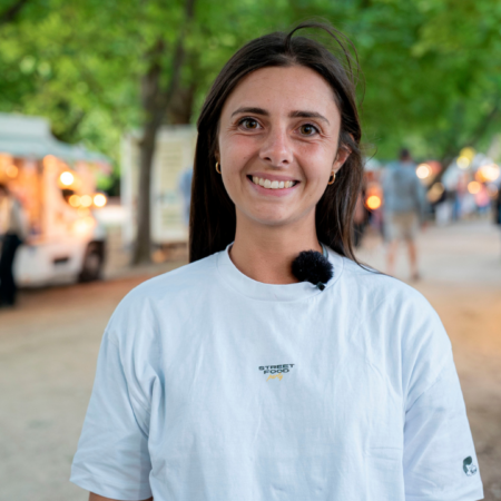 portrait femme souriante au marché nocturne