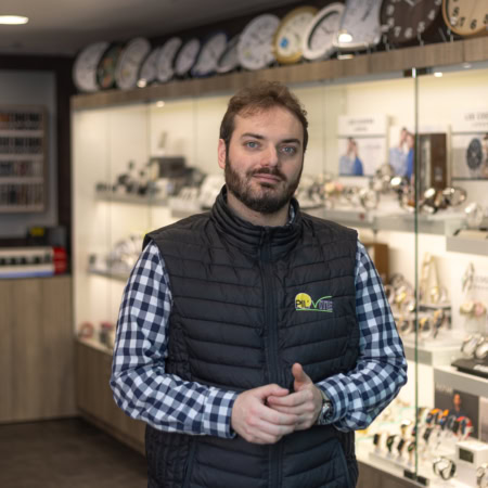 portrait dun homme en boutique de montres