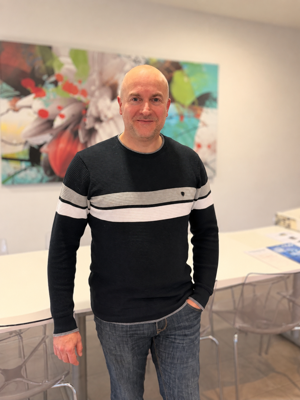 portrait dhomme décontracté en intérieur moderne