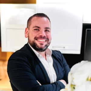 portrait dhomme souriant en blazer professionnel