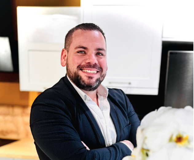 portrait dhomme souriant en blazer professionnel