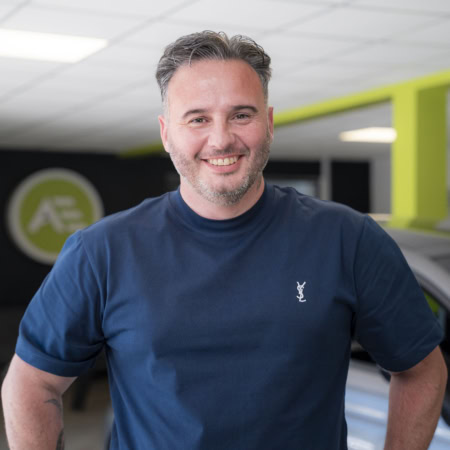 portrait dhomme souriant en t shirt bleu marine