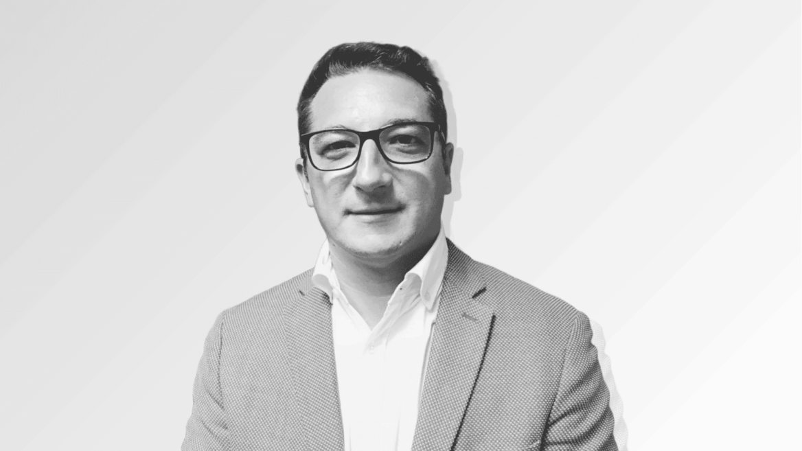 portrait professionnel homme en noir et blanc