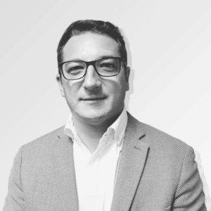 portrait professionnel homme en noir et blanc