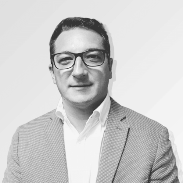 portrait professionnel homme en noir et blanc