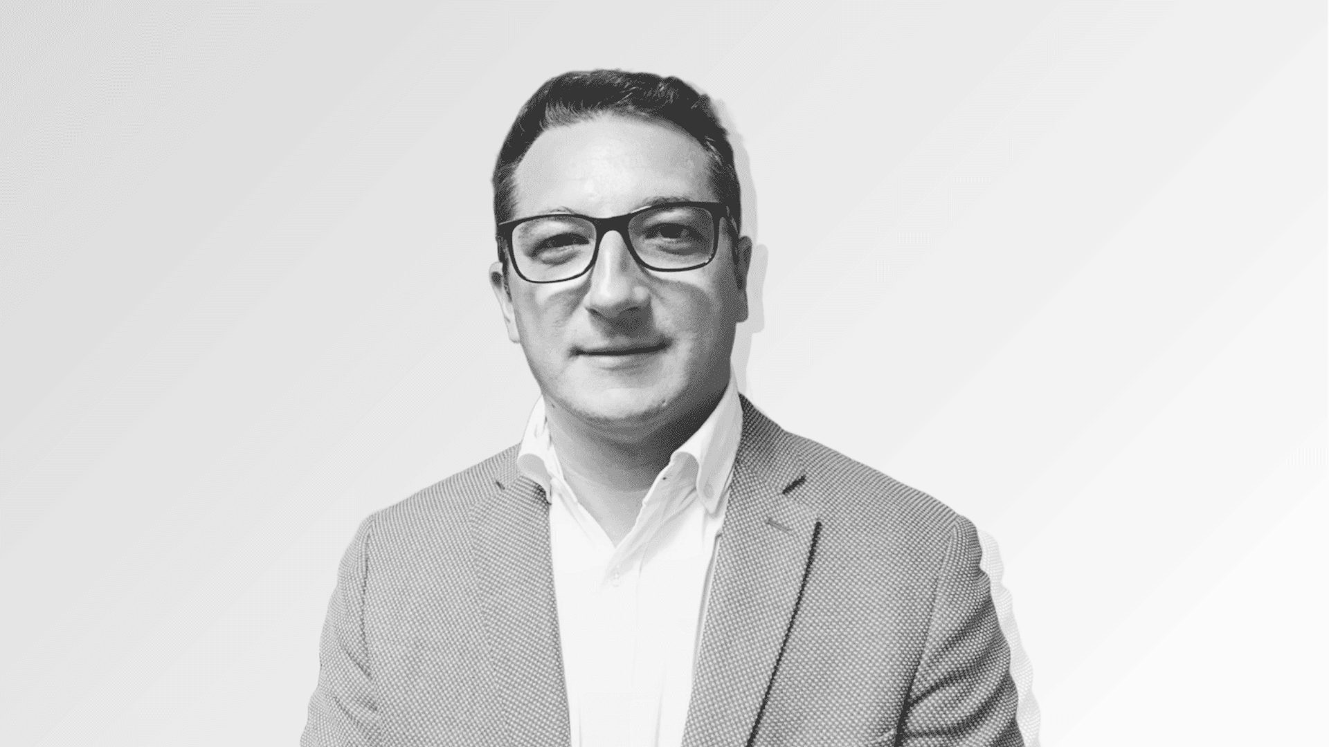 portrait professionnel homme en noir et blanc