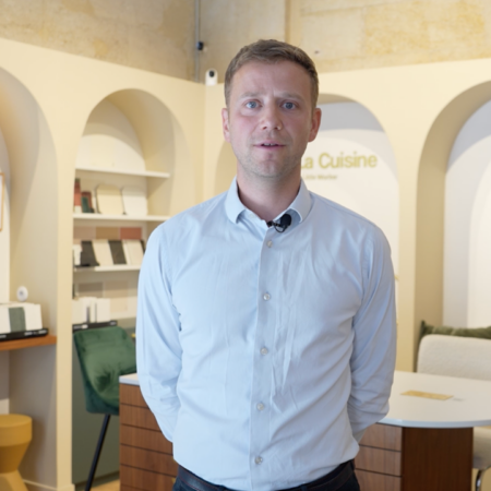 présentateur dans showroom cuisine moderne