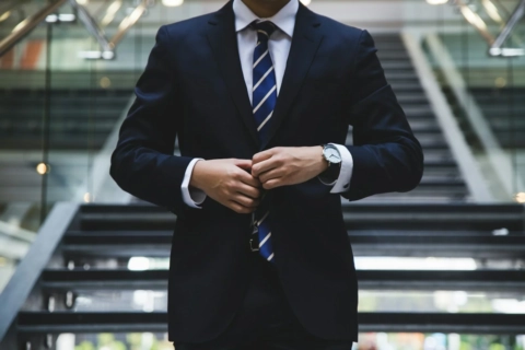 prêt en costume bleu marine, cravate et montre