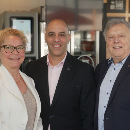 portrait dÉquipe: trois professionnels au café moderne