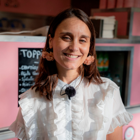 portrait dune vendeuse de glaces souriante