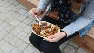 pause poutine sur banc urbain