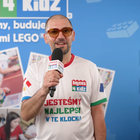 prowadzący bricks4kidz prezentuje warsztaty lego