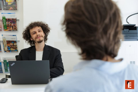 colloquio professionale in ufficio con laptop