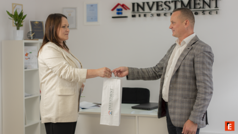 przekazanie torby investment podczas spotkania biznesowego