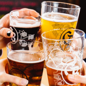 toasts entre amis aux bières artisanales