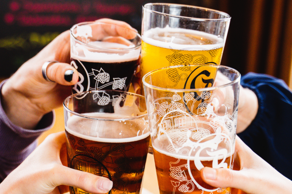 toasts entre amis aux bières artisanales