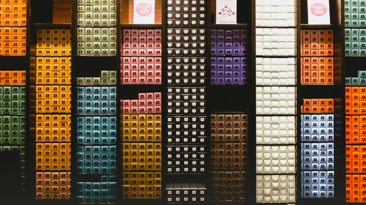 Étagère de boîtes colorées en mosaïque