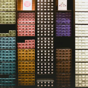 Étagère de boîtes colorées en mosaïque