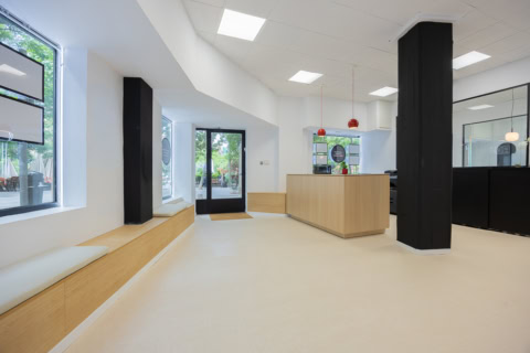 recepción y sala de espera moderna y luminosa