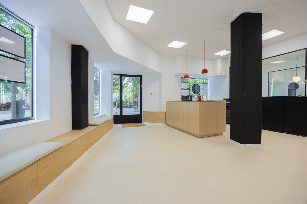 recepción y sala de espera moderna y luminosa