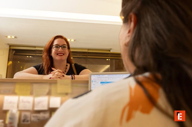 recepción amable con sonrisa y atención al cliente
