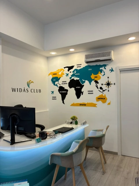 reception moderna con mappa mondo e bancone curvo