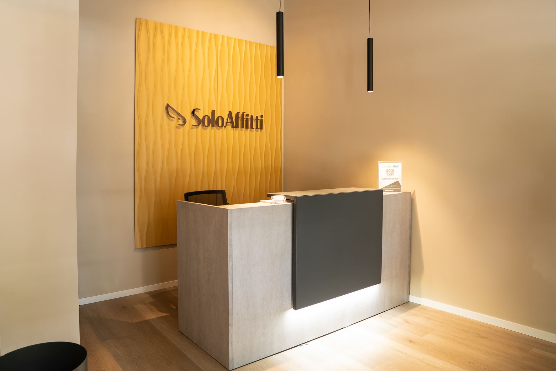 reception minimalista soloaffitti milano pannello giallo