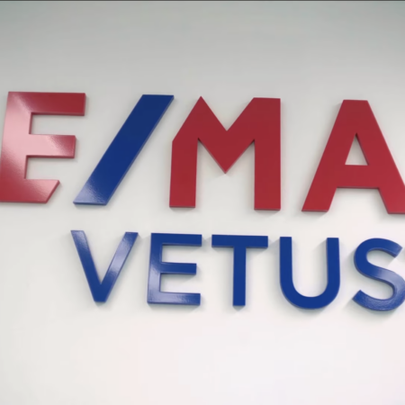 letrero 3d re/max inmobiliaria en pared