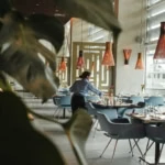 intérieur de restaurant moderne au bord de leau
