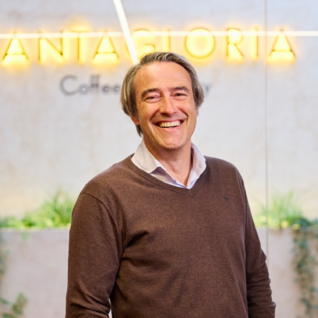 retrato profesional: hombre sonriente en oficina moderna