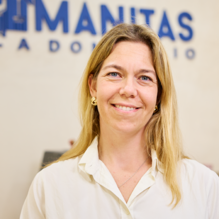 retrato profesional: mujer sonriente en atención al cliente
