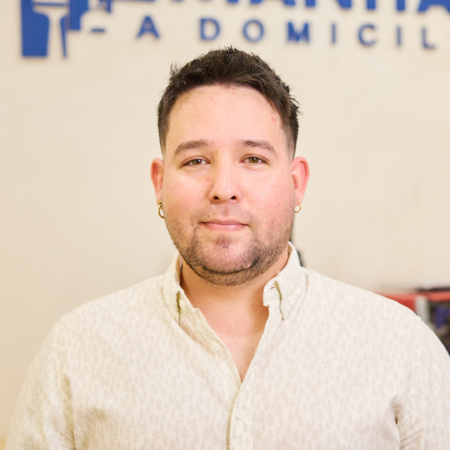 retrato profesional de persona con barba y piercing