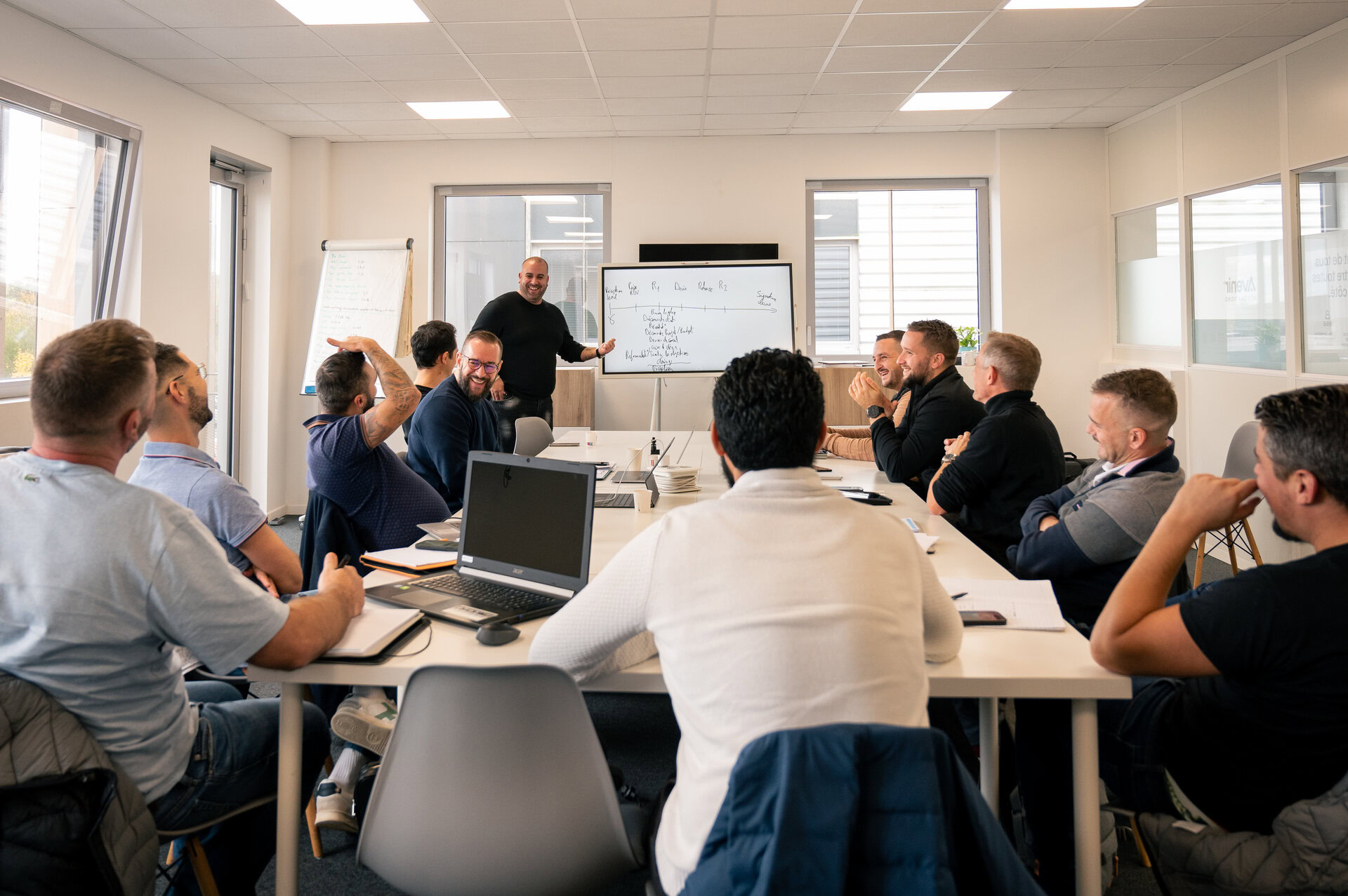 atelier collaboratif en salle de réunion moderne