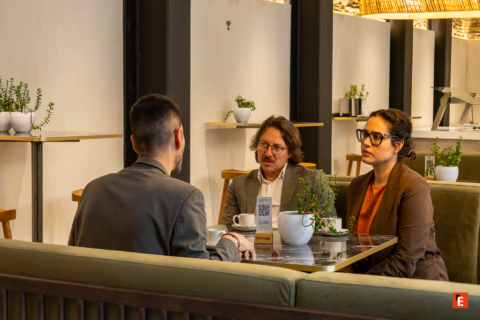 reunión de negocios en cafetería moderna