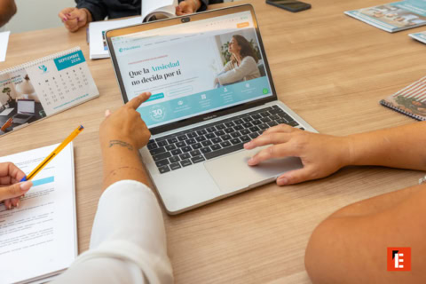 reunión de equipo sobre ansiedad y salud mental