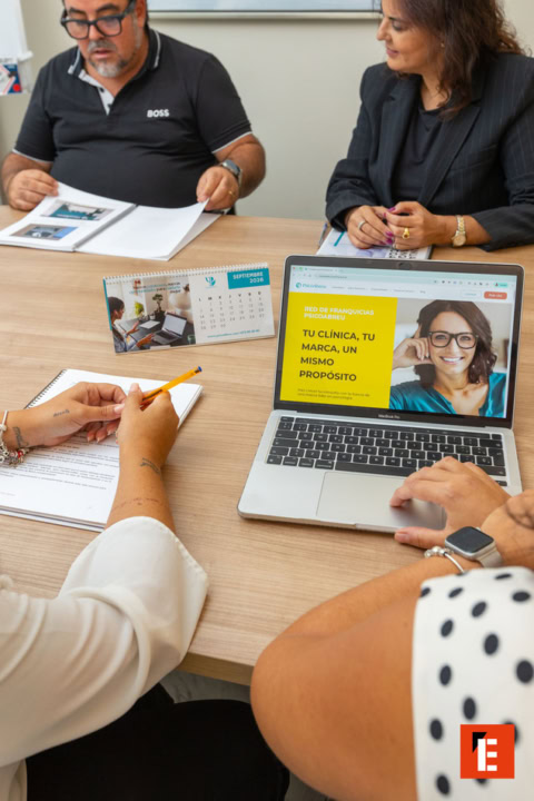 reunión de marketing para clínica con equipo y portátil