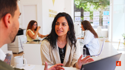 reunión de trabajo: mujer profesional en oficina moderna