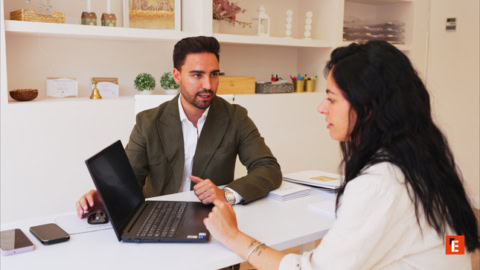 consulta profesional en oficina con portátil