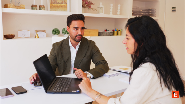 consulta profesional en oficina con portátil