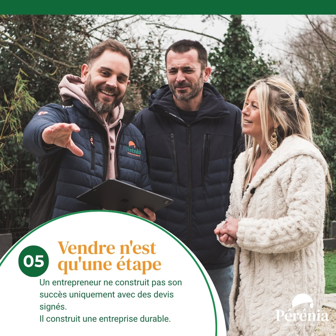 réunion dentrepreneurs en extérieur autour dune tablette