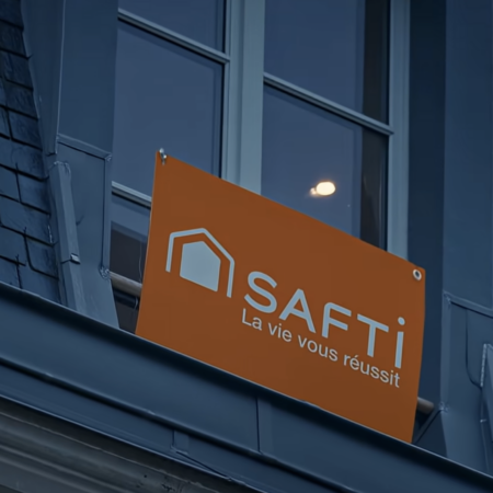 enseigne orange safti sur façade en ardoise