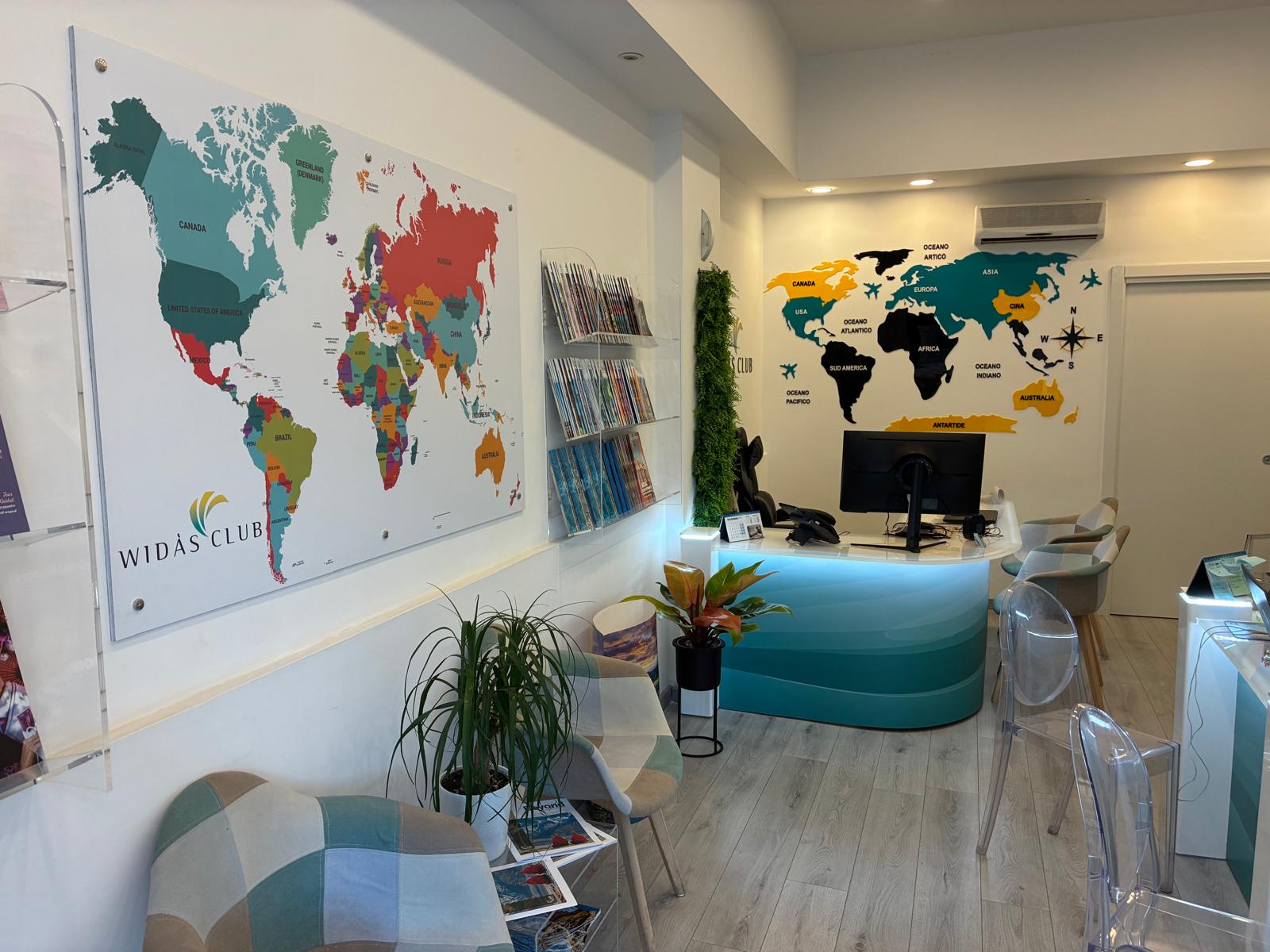 sala dattesa agenzia viaggi moderna e accogliente