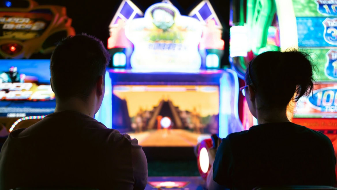 due giocatori in sala giochi al neon