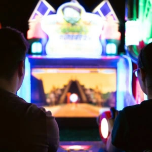 due giocatori in sala giochi al neon